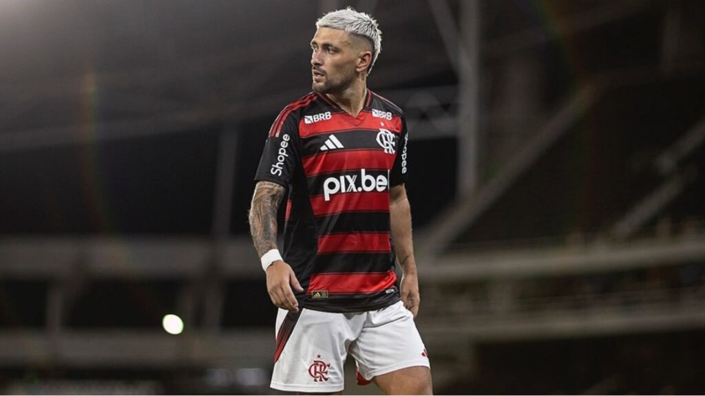 Flamengo e PixBet Arrascaeta no estádio com a ex-patrocinadora na camisa do clube